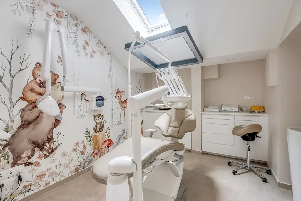 Salle de l'ours – décor forêt apaisant, cabinet dentiste enfant Puteaux