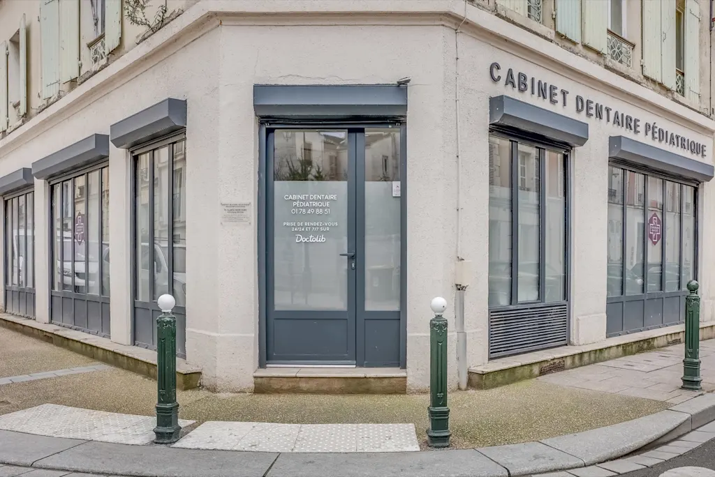 Façade du cabinet dentaire pédiatrique Dr Audélia Marciano, 51 rue Voltaire Puteaux