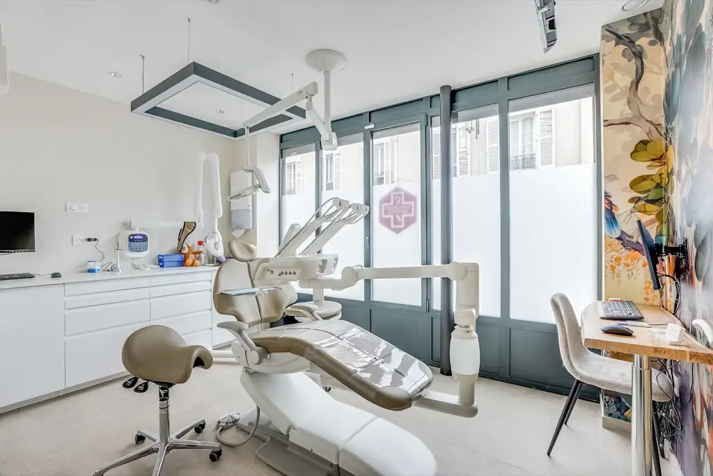 Salle de soins lumineuse avec fauteuil adapté enfant, Puteaux